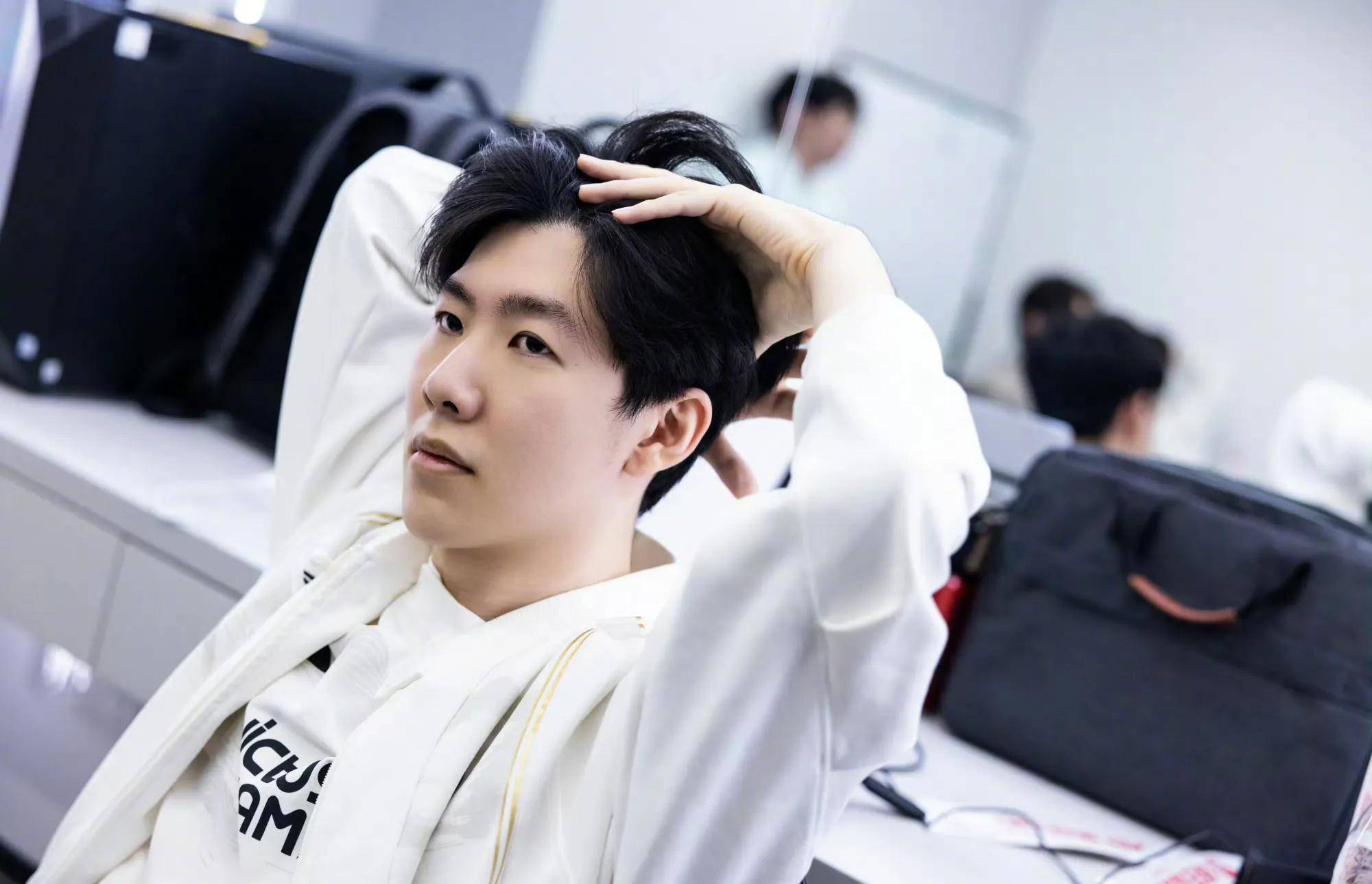 他已经出场 他已经出场